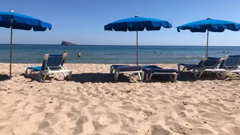 Benidorm no sanciona la reserva de espacio en las playas con sombrillas Benidorm no sanciona la reserva de espacio en las playas con sombrillas