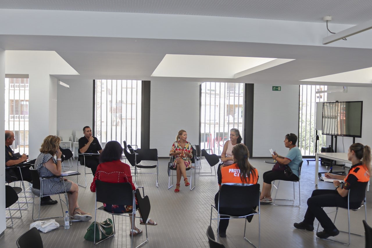 Igualdad y el Grup de Dones de Vila-real forman a las voluntarias que atenderán el Punto Violeta durante las fiestas Igualdad y el Grup de Dones de Vila-real forman a las voluntarias que atenderán el Punto Violeta durante las fiestas