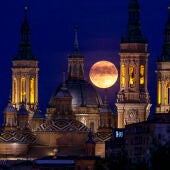 Imagen de la superluna azul esta noche de miércoles sobre la basílica de El Pilar en Zaragoza.
