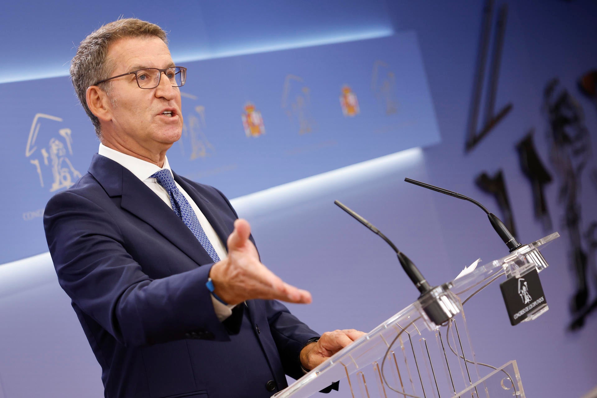 Alberto Núñez Feijóo precisa que quiere "hablar" con los presidentes autonómicos y que en ningún caso ha solicitado "una reunión" Alberto Núñez Feijóo precisa que quiere "hablar" con los presidentes autonómicos y que en ningún caso ha solicitado "una reunión"