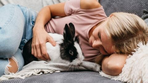 Una mujer con su mascota 