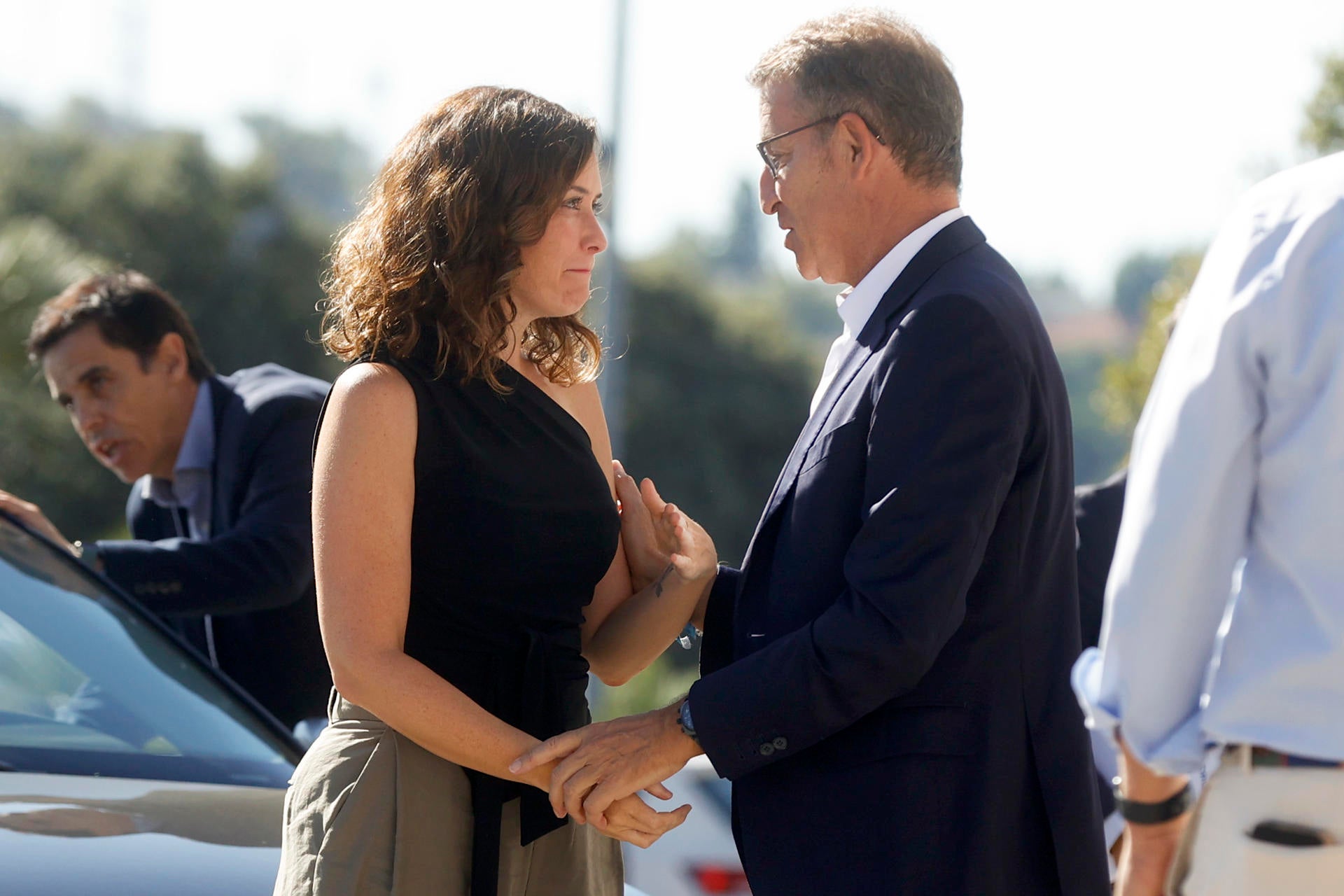 Isabel Díaz Ayuso respalda a Alberto Núñez Feijóo pero avisa de que se está apelando a un PSOE cuyos principios "se esfumaron" Isabel Díaz Ayuso respalda a Alberto Núñez Feijóo pero avisa de que se está apelando a un PSOE cuyos principios "se esfumaron"