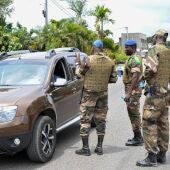 Miembros de las fuerzas de seguridad en un puesto de control en las calles de Akanda, Gabón