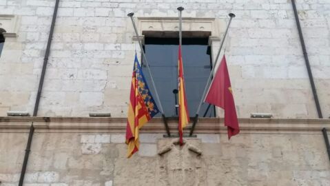 Alzira banderas a media asta