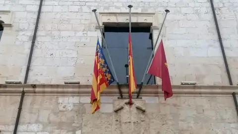 Alzira banderas a media asta Alzira banderas a media asta