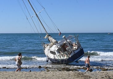 El Ayuntamiento retira el velero encallado en la playa de San Pedro Alcántara El Ayuntamiento retira el velero encallado en la playa de San Pedro Alcántara