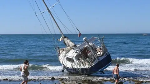 Velero encallado San Pedro Alcántara Velero encallado San Pedro Alcántara