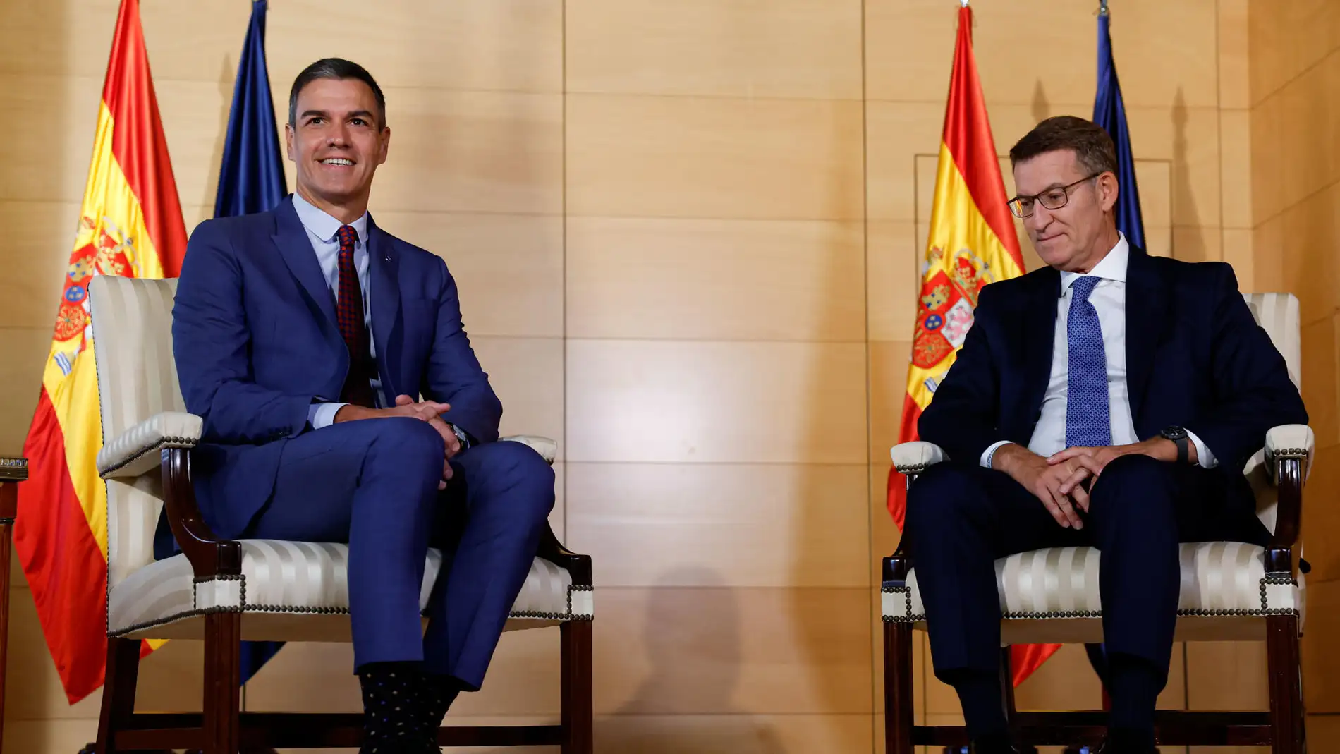 El líder del PP, Alberto Núñez Feijóo, y el presidente del Gobierno en funciones y secretario general del PSOE, Pedro Sánchez