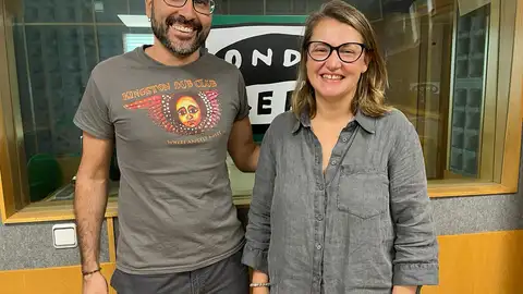 Lorena Bembribe y Sebastián Losada, asesor de Greenpeace Internacional sobre cuestiones relacionadas con el medio marino y la gestión pesquera. Lo en la Nubes
