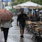 Varias personas se resguardan de la lluvia en plena DANA Varias personas se resguardan de la lluvia en plena DANA