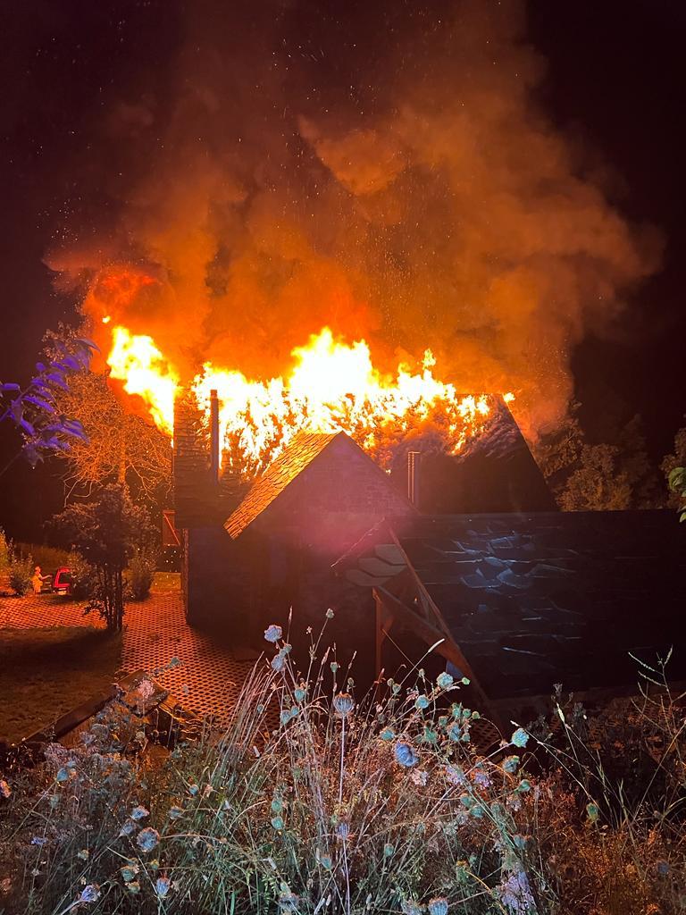 Los bomberos sofocan en siete horas un incendio en Espierba Los bomberos sofocan en siete horas un incendio en Espierba