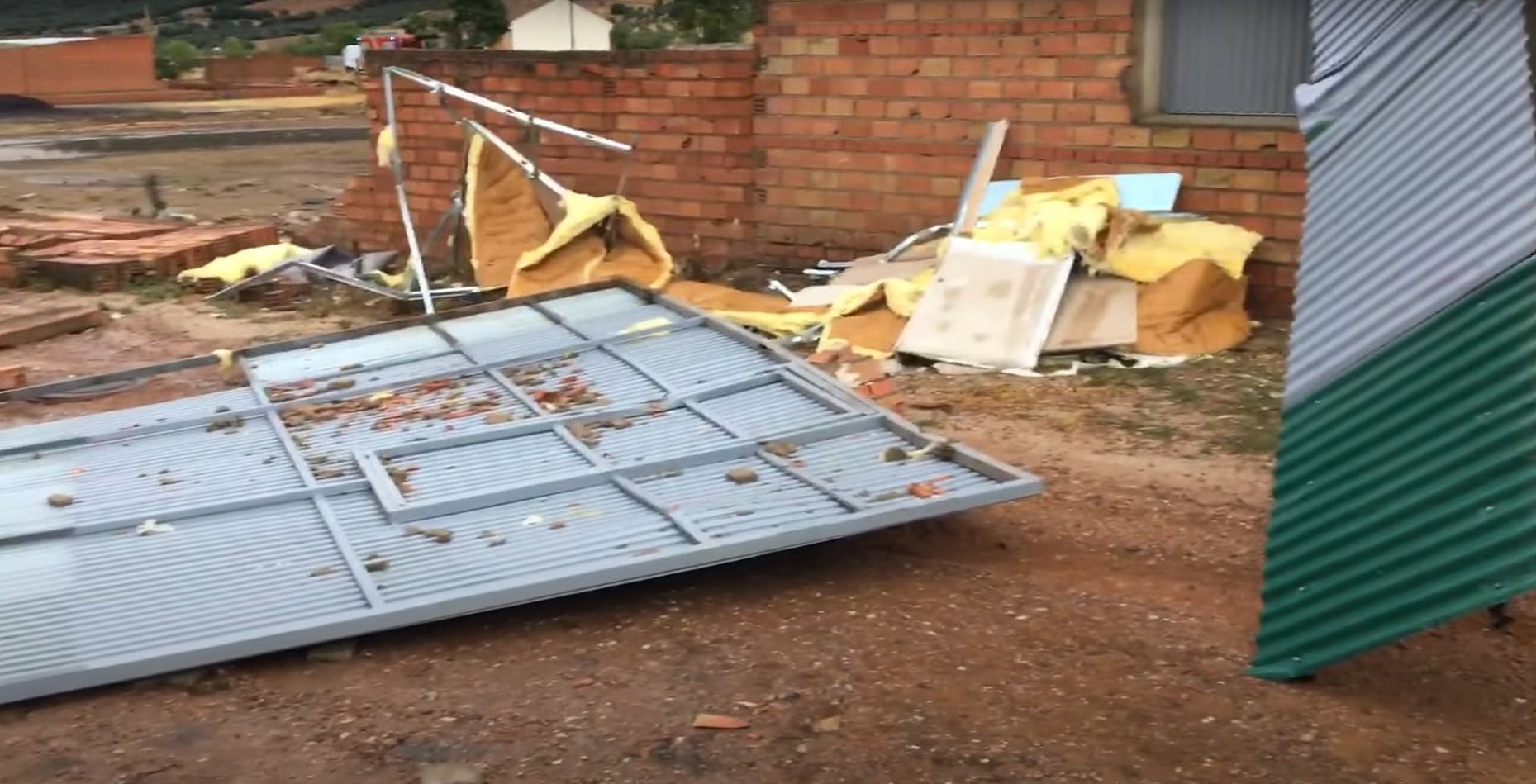 Un tornado derribó naves y techos de viviendas en Los Cortijos Un tornado derribó naves y techos de viviendas en Los Cortijos