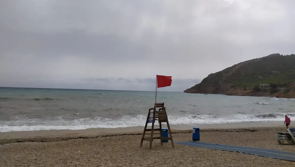Bandera roja en la playa del Albir en Alfas del Pi