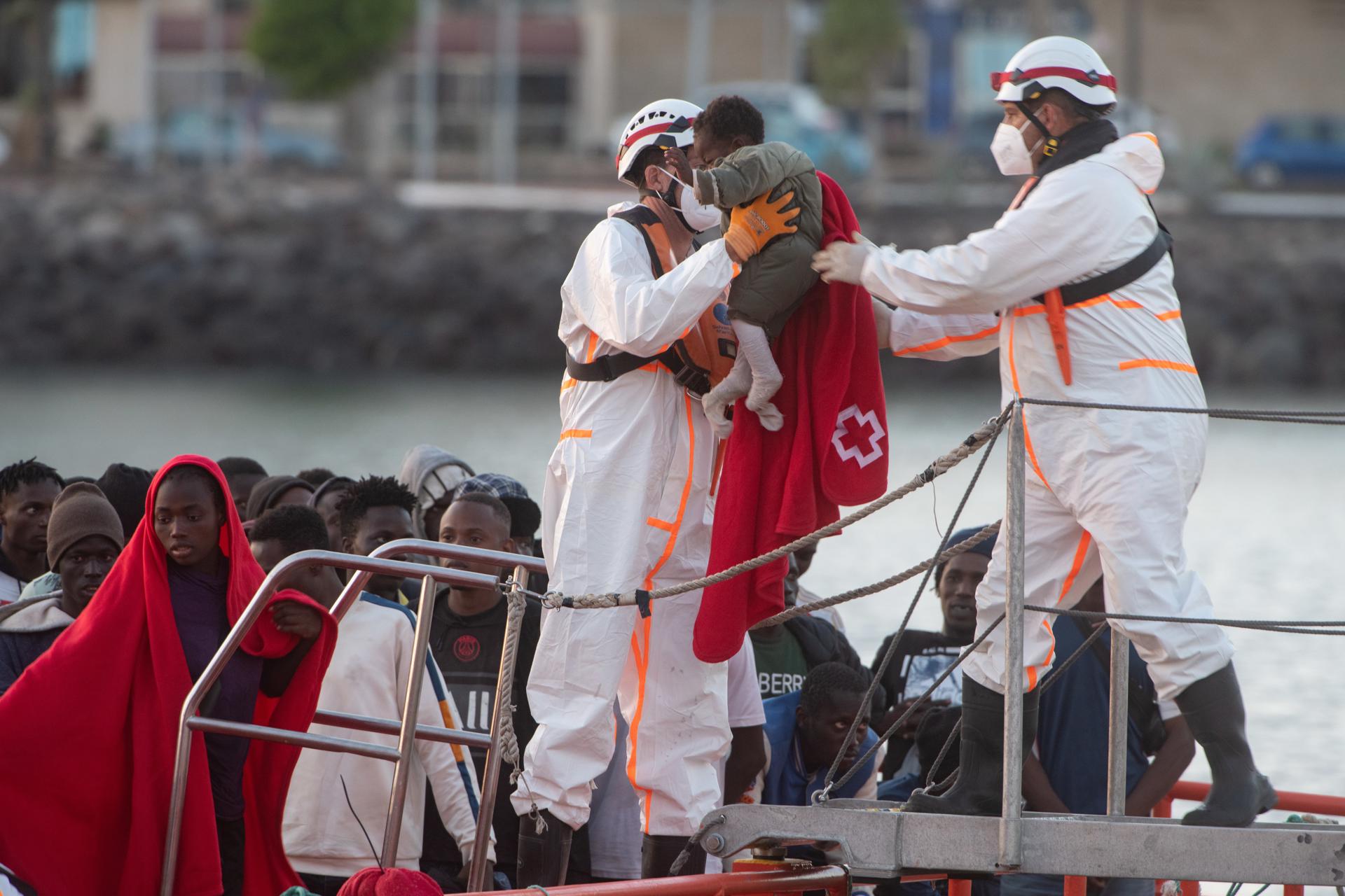 4 niños pequeños entre las 166 personas rescatadas por Salvamento Marítimo cerca de Canarias 4 niños pequeños entre las 166 personas rescatadas por Salvamento Marítimo cerca de Canarias