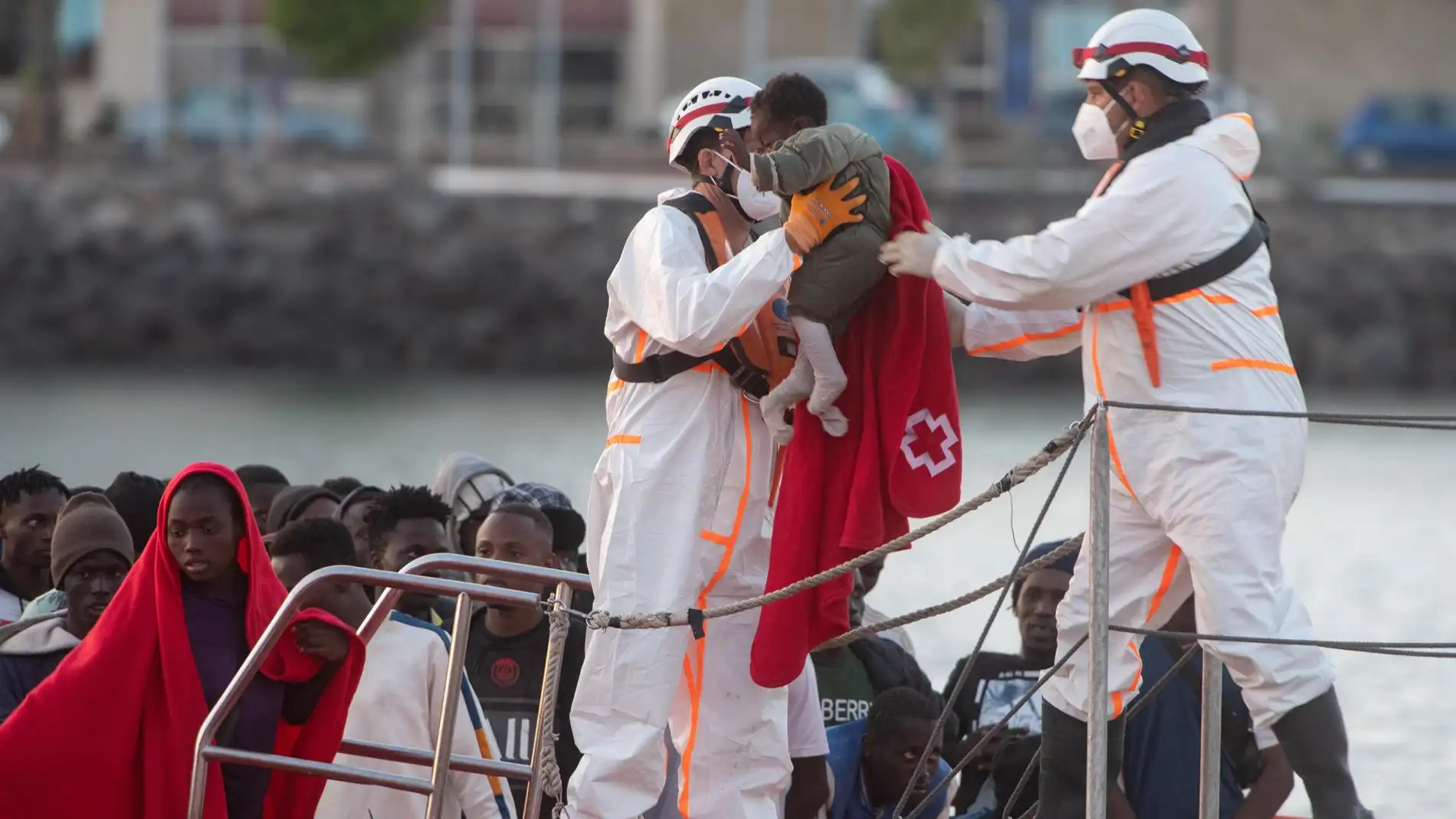 Imagen de uno de los cuatro niños rescatados en un grupo de 62 personas ayer en Fuerteventura 