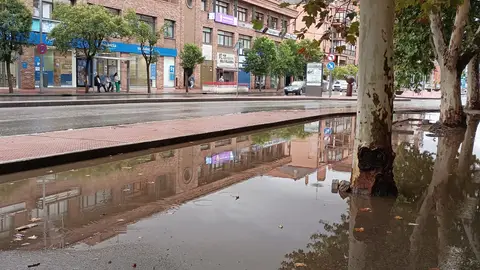 La Agencia Estatal de Meteorología mantiene activo el aviso amarillo por acumulación de agua hasta mediodía Acumulación de agua tras el paso de la DANA por Alcalá de Henares