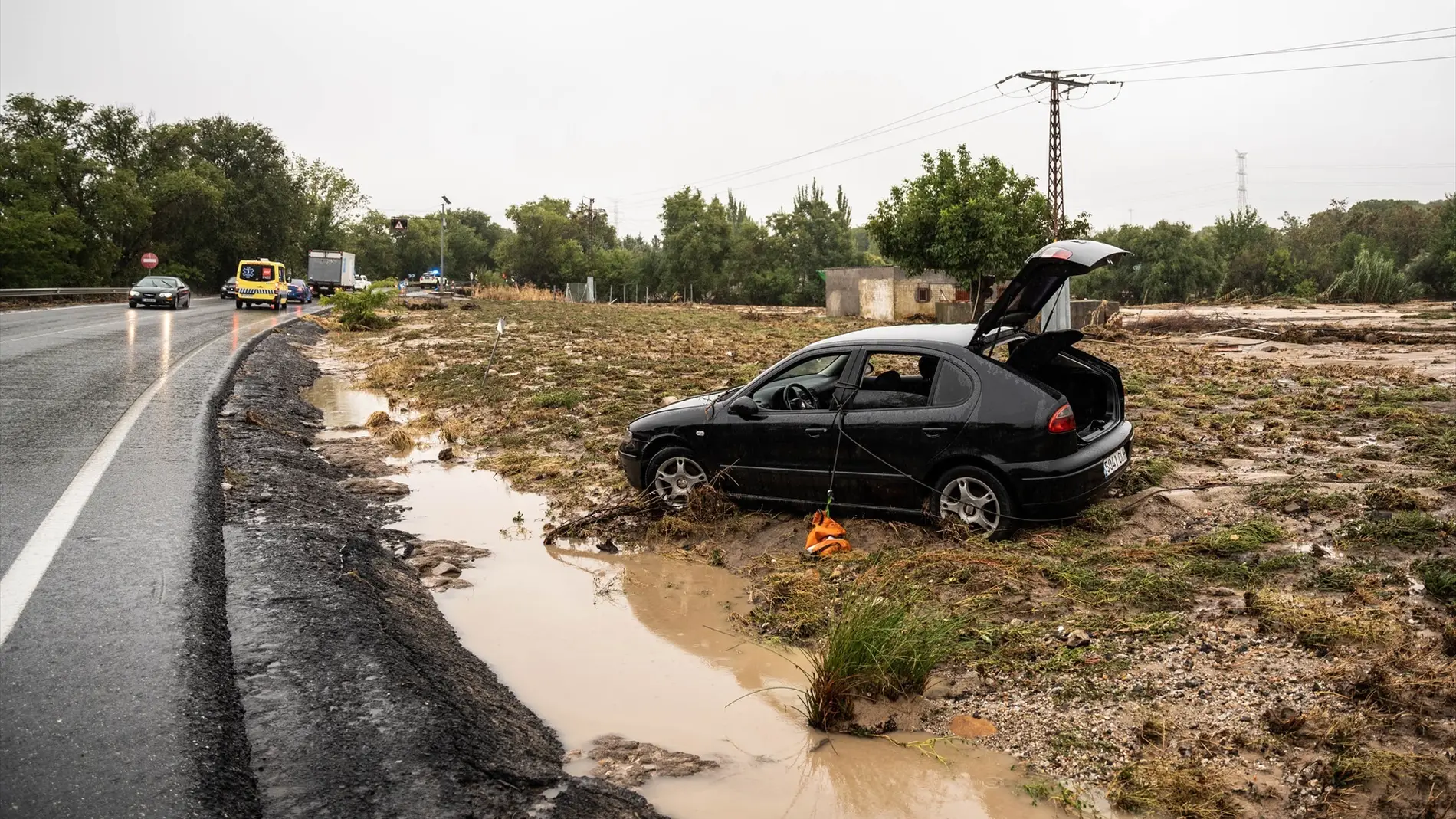 Un coche desbordado por los efectos de la DANA en la Comunidad de Madrid