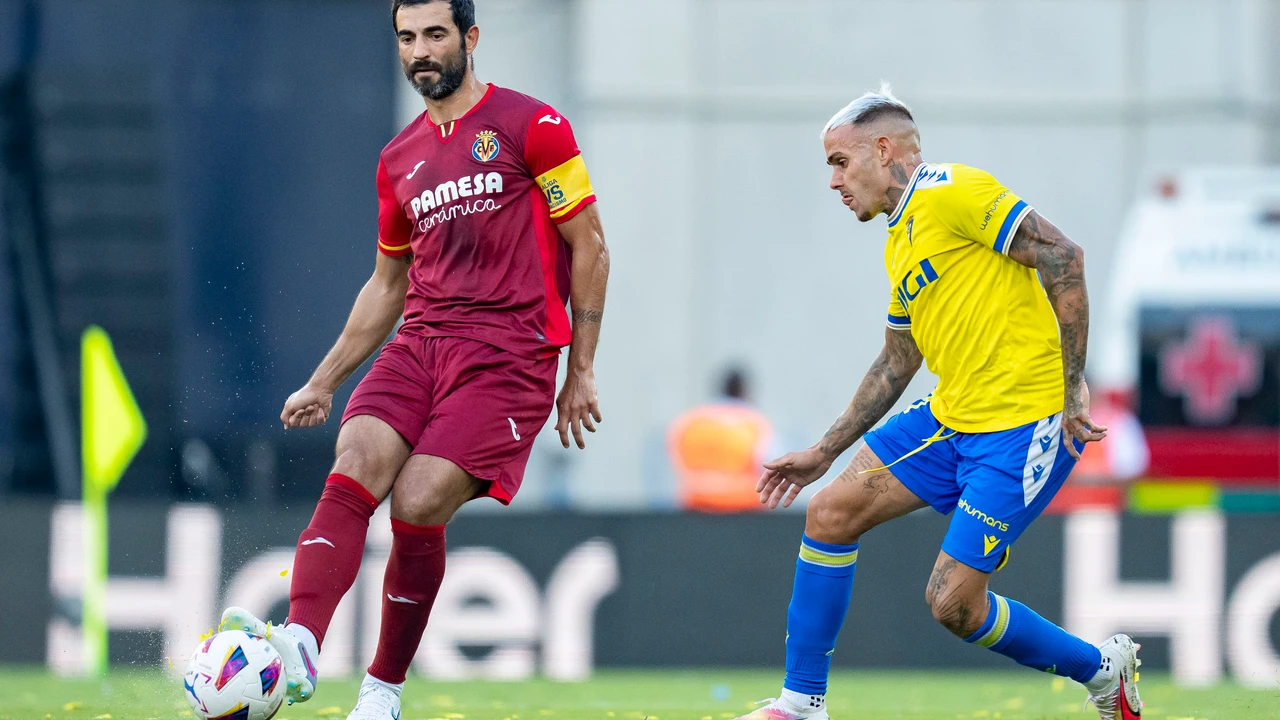 Albiol en acción ante el Cádiz