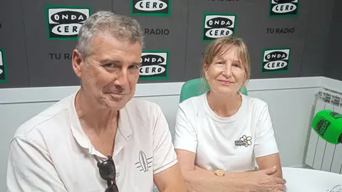 El Secretario General del IET, José Luis Larraz, con Ángeles Polo en los estudios de Onda Cero PASARELA