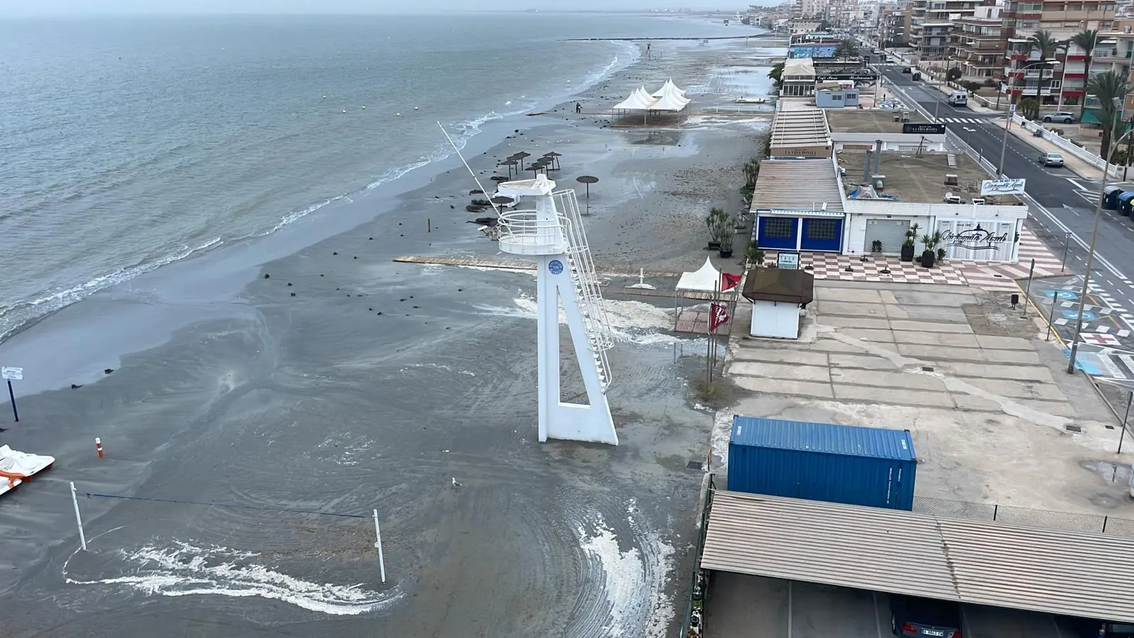 Playa Lisa, en Santa Pola, afectada por la DANA