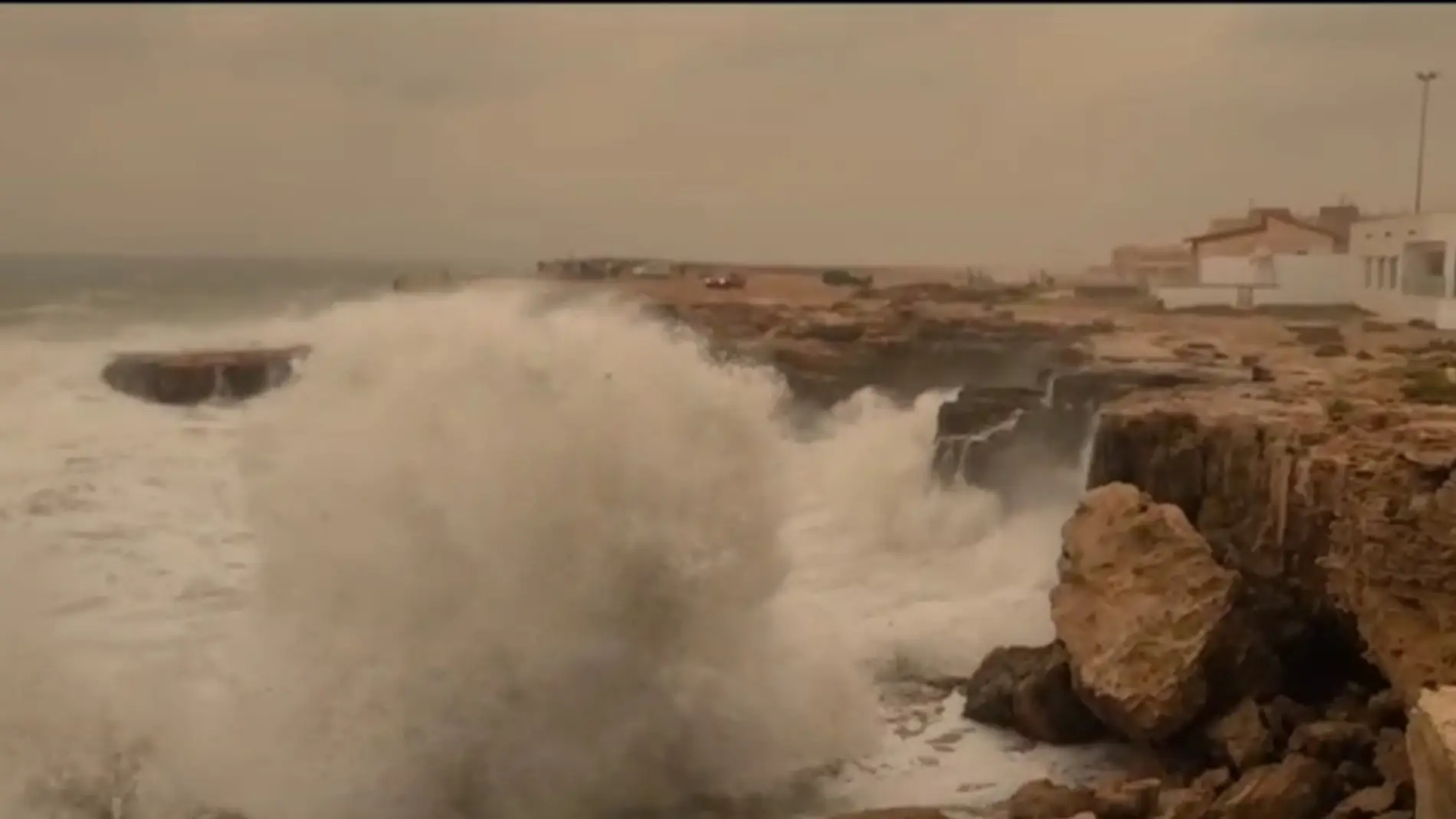 Fuerte oleaje en las Calas de Torrevieja a consecuencia del temporal marítimo asociado a la DANA