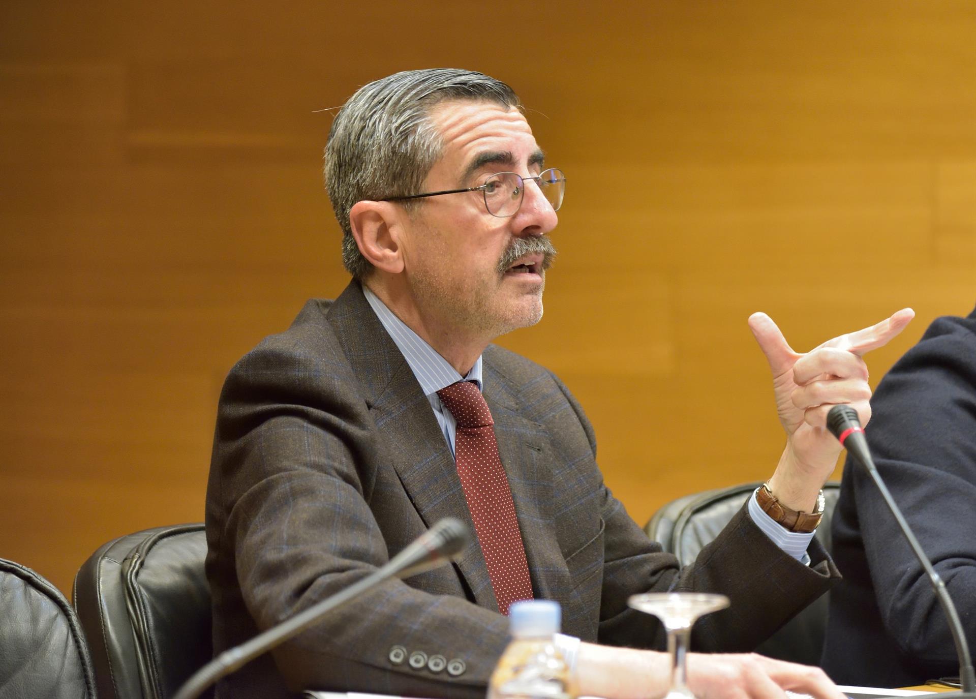 El Consell aprueba el cese de José María Ángel en Emergencias y nombra a una docena de cargos El Consell aprueba el cese de José María Ángel en Emergencias y nombra a una docena de cargos