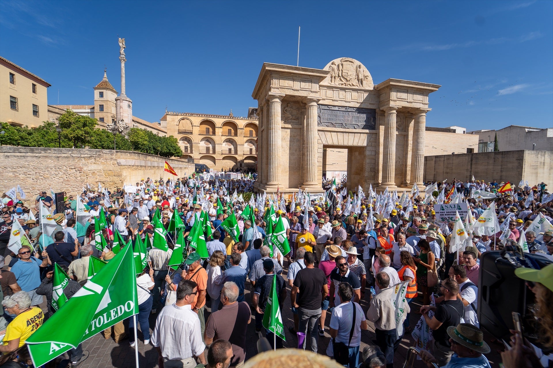 Planas muestra su "respeto absoluto" a las protestas de ganaderos y agricultores ante la reunión de los ministros de UE Planas muestra su "respeto absoluto" a las protestas de ganaderos y agricultores ante la reunión de los ministros de UE