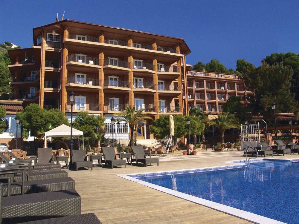 Un incendio obliga a desalojar un Hotel de Benicasim y deja herido un bombero Un incendio obliga a desalojar un Hotel de Benicasim y deja herido un bombero