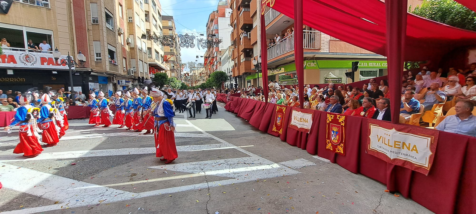 Más de 10.000 festeros sumergen a Villena en sus fiestas de Moros y Cristianos con la Gran Entrada Más de 10.000 festeros sumergen a Villena en sus fiestas de Moros y Cristianos con la Gran Entrada