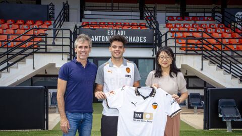 El Valencia hace oficial la renovaci&oacute;n de Fran P&eacute;rez hasta 2026