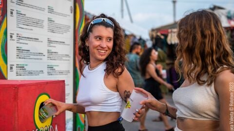 P&uacute;blico depositando su vaso en los contenedores habilitados, durante la &uacute;ltima edici&oacute;n del Rototom.