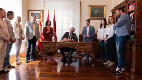 El presidente Azcón firmando en el Libro de Honor del ayuntamiento de Teruel JORGE AZCON