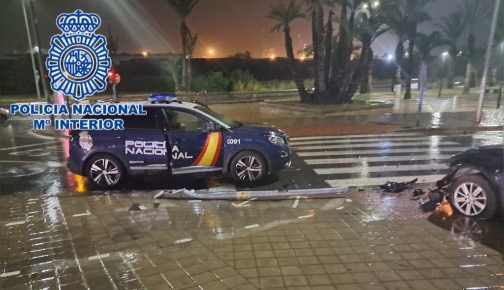 Dos detenidos por poner en peligro la seguridad vial en una persecución policial por las calles de Alicante Dos detenidos por poner en peligro la seguridad vial en una persecución policial por las calles de Alicante