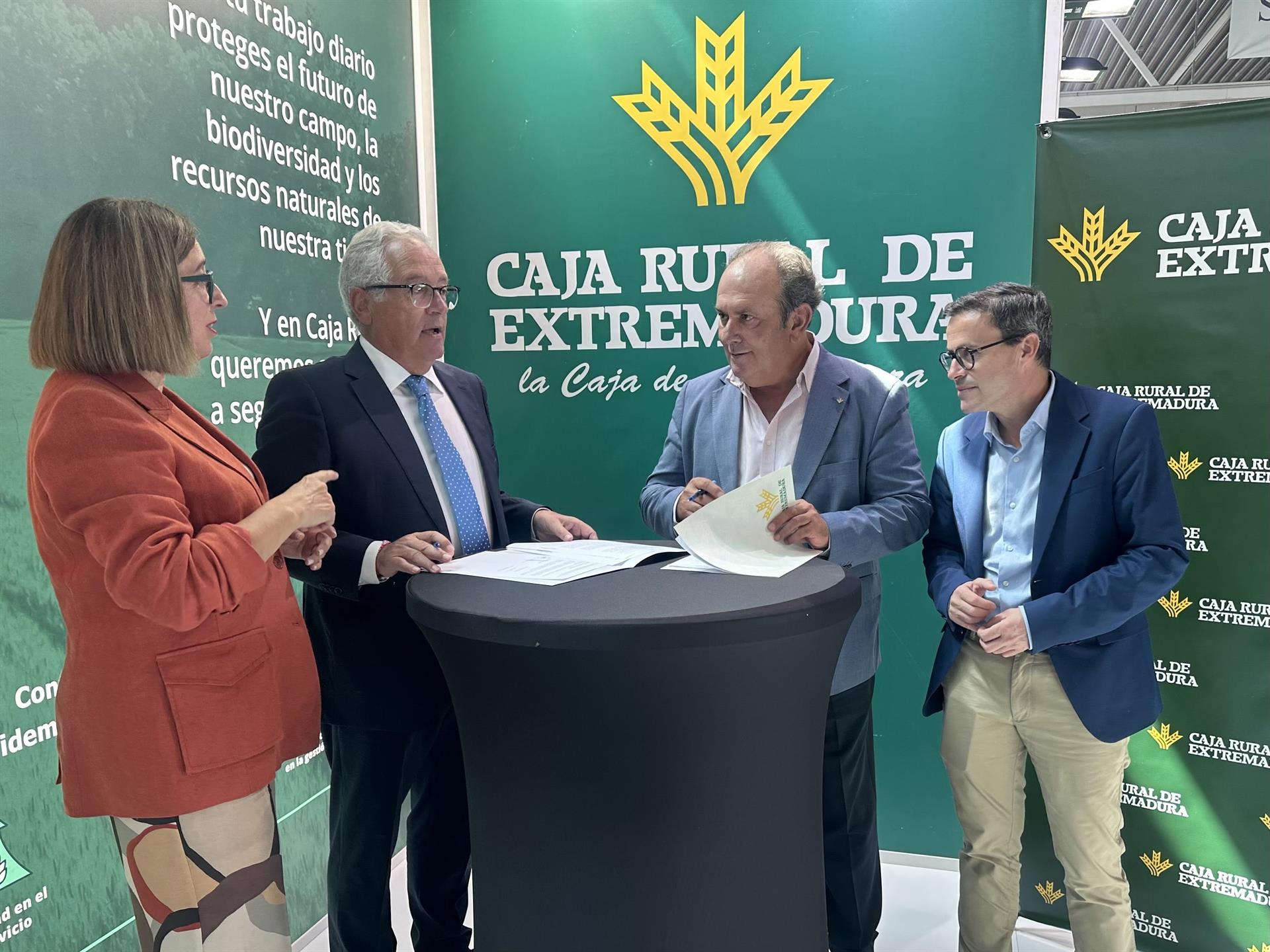 Caja Rural de Extremadura renueva un año más su colaboración con el Salón Ovino de Castuera Caja Rural de Extremadura renueva un año más su colaboración con el Salón Ovino de Castuera