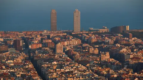 Una jueza ordena al Ayuntamiento de Barcelona revertir la mayor peatonalización de Ada Colau con las obras ya terminadas Una jueza ordena al Ayuntamiento de Barcelona revertir la mayor peatonalización de Ada Colau con las obras ya terminadas