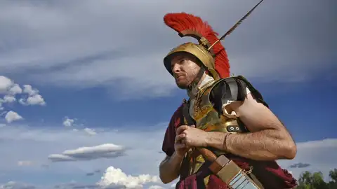 El Parque Arqueológico de Complutum en Alcalá de Henares acoge una recreación histórica divulgativa relacionada con el mundo romano Miembro de la asociación Ab Urbe Condita en una recreación histórica