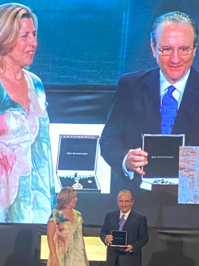 ESCUCHA EL DISCURSO ÍNTEGRO DE AGREDECIMIENTO POR LA MEDALLA DE EXTREMADURA DEL PERIÓDICO EXTREMADURA ESCUCHA EL DISCURSO ÍNTEGRO DE AGREDECIMIENTO POR LA MEDALLA DE EXTREMADURA DEL PERIÓDICO EXTREMADURA