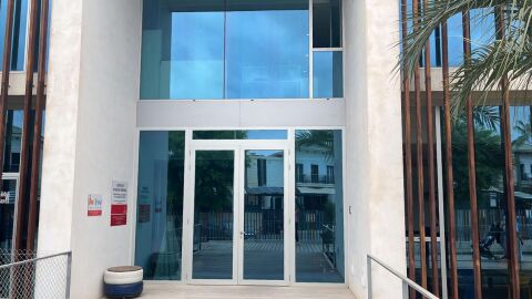 Fachada de entrada al nuevo centro de la Fundaci&oacute;n Salud Infantil en La Portalada