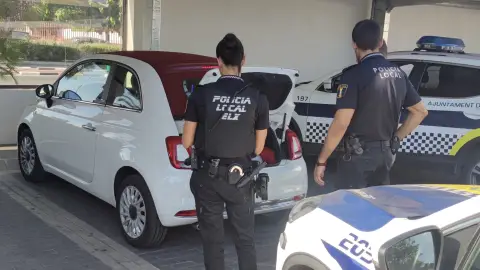 Agentes de la Policía Local de Elche junto al coche en el que iba el detenido. Agentes de la Policía Local de Elche junto al coche en el que iba el detenido.