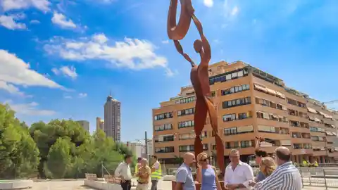 Dos esculturas gigantes recibirán y despedirán a quienes accedan a Benidorm por la avenida Benidardá Dos esculturas gigantes recibirán y despedirán a quienes accedan a Benidorm por la avenida Benidardá