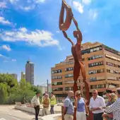 Dos esculturas gigantes recibirán y despedirán a quienes accedan a Benidorm por la avenida Benidardá Dos esculturas gigantes recibirán y despedirán a quienes accedan a Benidorm por la avenida Benidardá