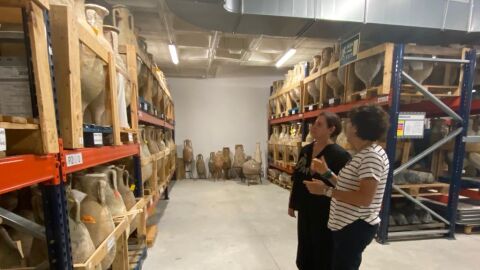 Pilar T&eacute;bar con Rosa Llorca en visita a Vilamuseu (La Vila Joiosa)