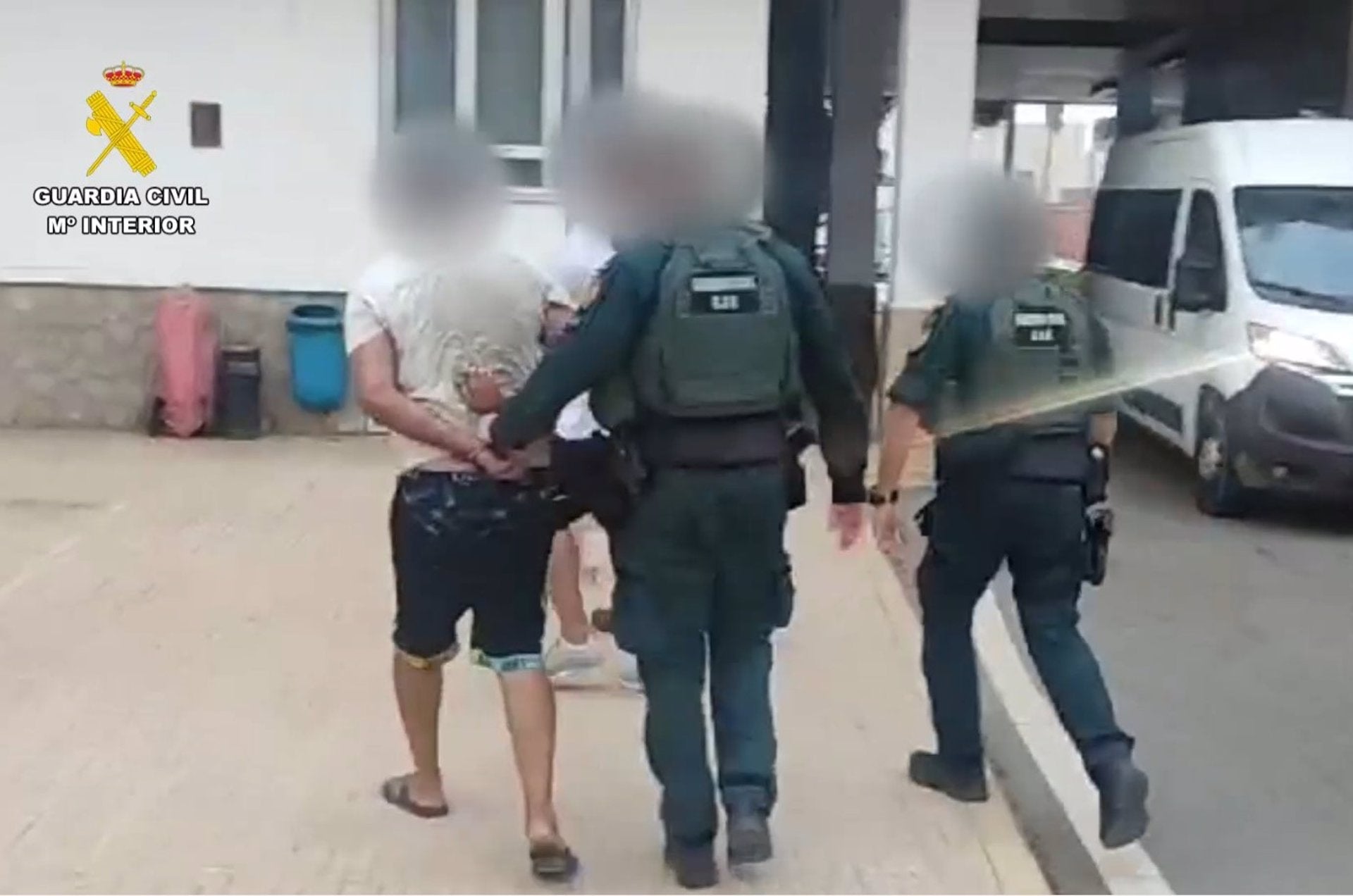 La Guardia Civil de Almería detiene a dos 'petaqueros' en una operación contra el narcotráfico y el tráfico de personas La Guardia Civil de Almería detiene a dos 'petaqueros' en una operación contra el narcotráfico y el tráfico de personas