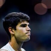 Alcaraz cae ante un Medvedev y no podrá defender su título en la final del US Open