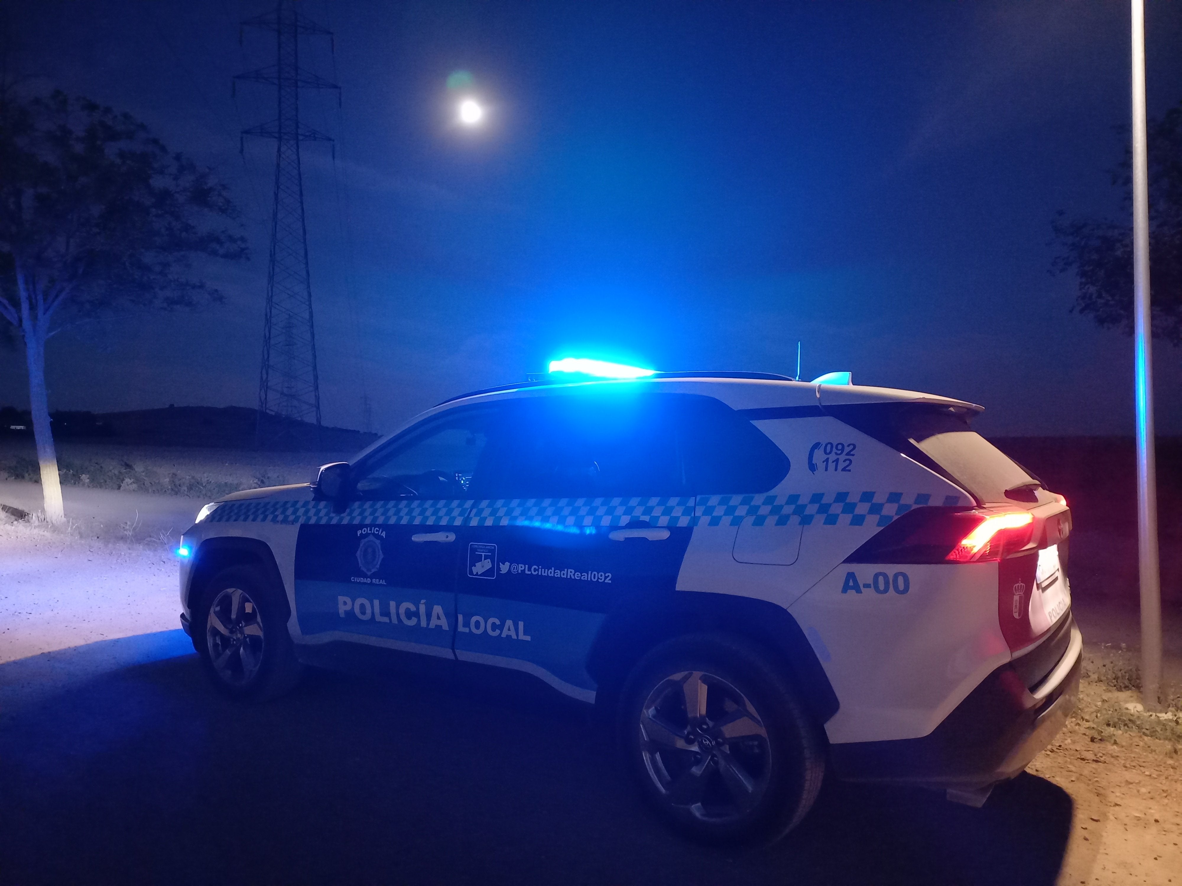 Detienen en Ciudad Real a dos personas ebrias que rompieron botellas en una tienda y se enfrentaron a los agentes Detienen en Ciudad Real a dos personas ebrias que rompieron botellas en una tienda y se enfrentaron a los agentes