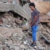 Nabil, hijo de Amina, mira la casa derruida en la que murieron su padre y hermana tras el terremoto en Marruecos