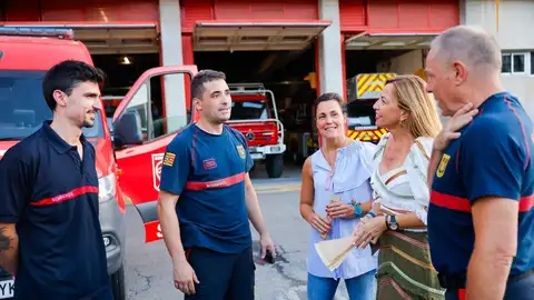 La alcaldesa se reunió con los bomberos antes de que partieran a Marruecos La alcaldesa se reunió con los bomberos antes de que partieran a Marruecos