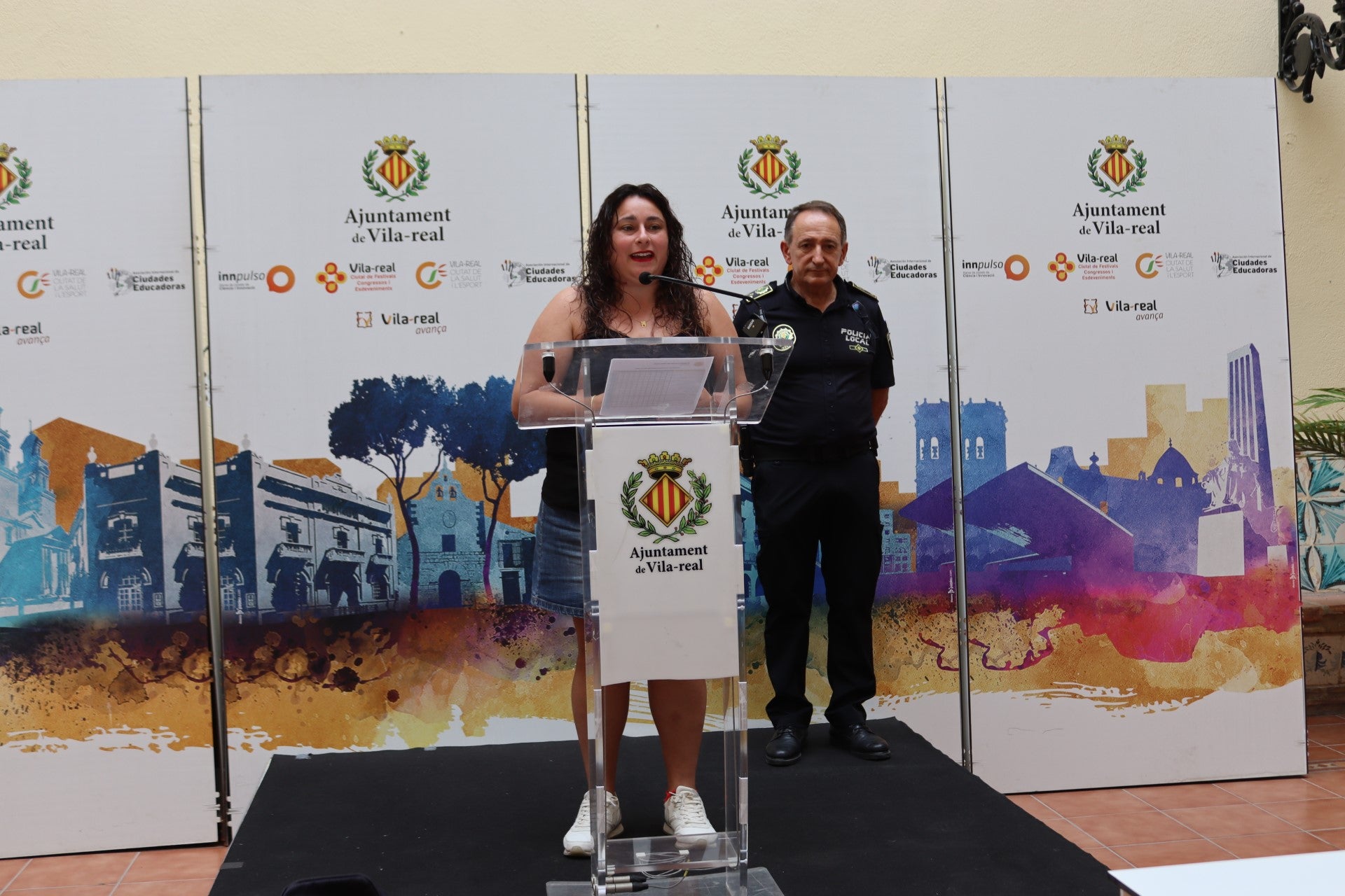 La Policía Local denuncia a una peña ilegal y a otras 11 por molestias al vecindario La Policía Local denuncia a una peña ilegal y a otras 11 por molestias al vecindario