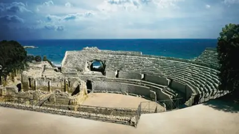 Anfiteatro romano, edificación romana de la antigua Tarraco que se conserva relativamente restaurada, con el mar al fondo. Anfiteatro romano, edificación romana de la antigua Tarraco que se conserva relativamente restaurada, con el mar al fondo.