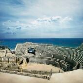 Anfiteatro romano, edificación romana de la antigua Tarraco que se conserva relativamente restaurada, con el mar al fondo. 